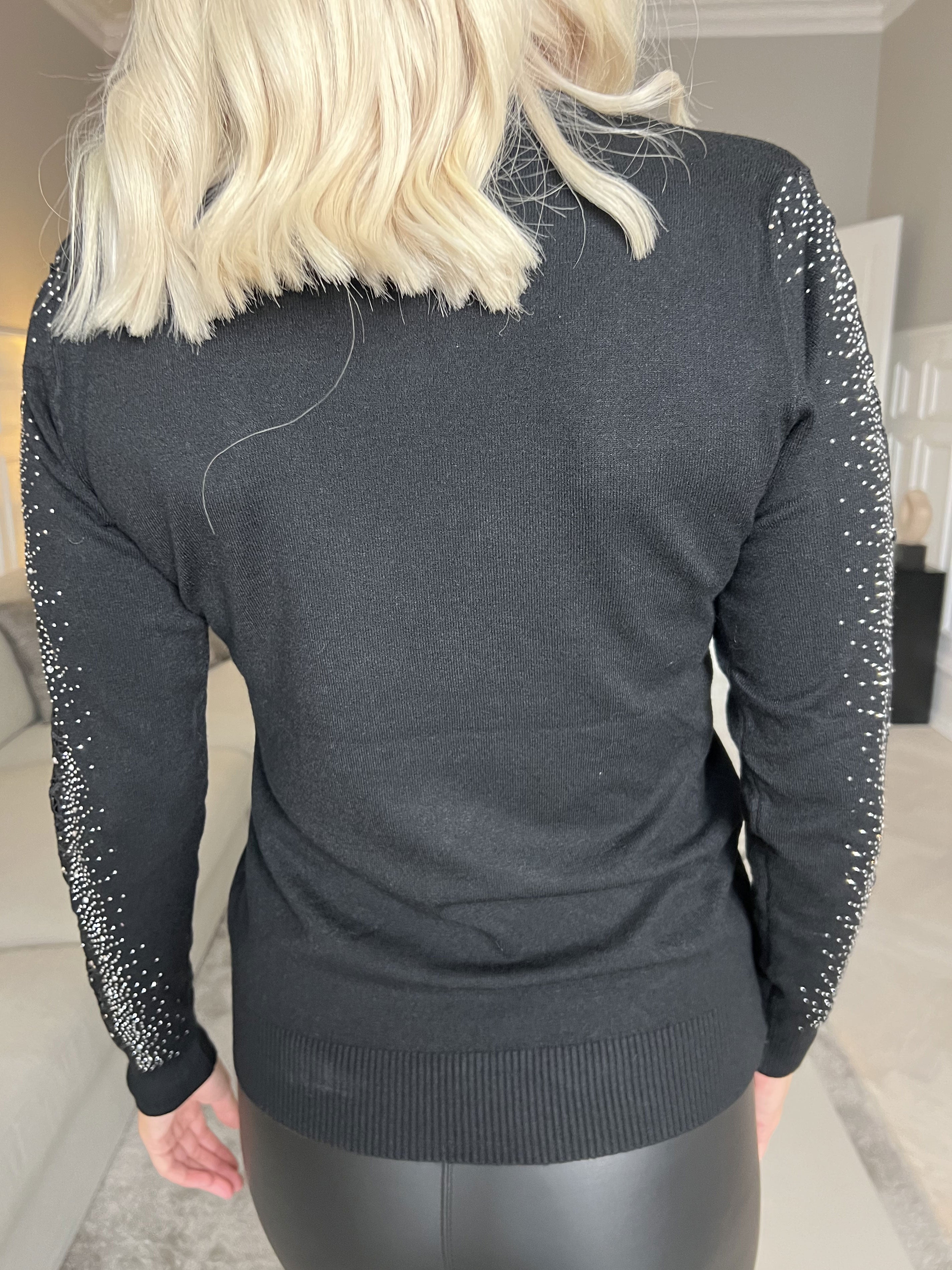 Martine - Mjuk tröja med broderade detaljer och strass på ärmarna